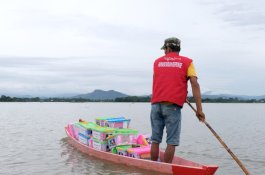 Pakai Perahu, YSTC Distribusikan Bantuan untuk Korban Banjir di Makassar