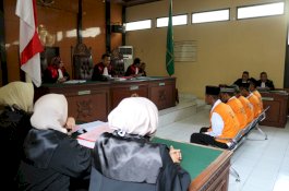 Sidang Kasus Pengrusakan di Barru Ditunda, Keluarga Terdakwa Histeris