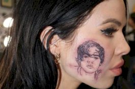 Penyanyi Wanita ini Tato Wajah Harry Styles di Pipinya