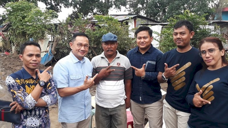 Badan Pemenangan Nasional (BPN) Prabowo-Sandi kunjungi rumah pria berlumpur di bantaran Sungai Jeneberang Mallengkeri, Kota Makassar, Kamis, (31/1/2019).