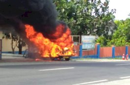 Bawa 5 Jeriken Solar, Mobil Terbakar di Depan Gudang Bulog Sidrap