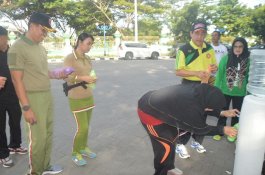 Ajak Warga Kurangi Sampah Plastik, Bupati Sidrap Minum Pakai Botol Isi Ulang