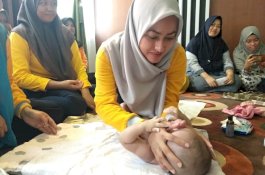 Launching Kelas Terindah, Bupati Luwu Utara Ikut Pijat Bayi