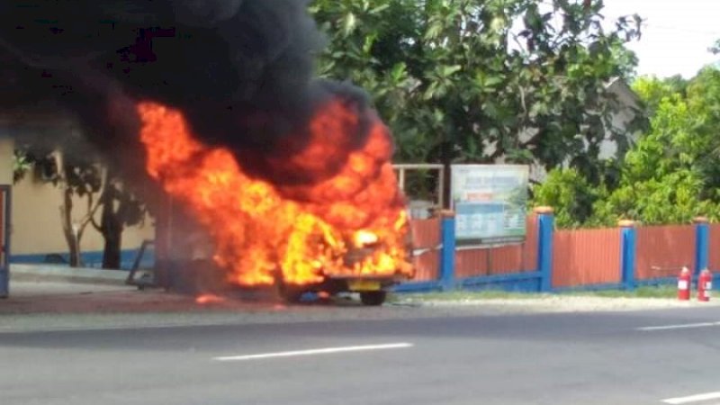 Mobil yang terbakar di depan Bulog Sidrap, Jumatb (1/2/2019).