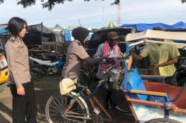 Jumat Barokah, Polwan Cantik Bagi-bagi Makanan ke Kaum Duafa