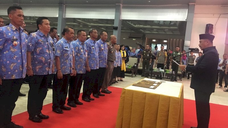 Bupati Maros Hatta Rahman melantik sejumlah pejabat di Gedung Serbaguna Pemkab Maros, Jumat (1/2/2019). 