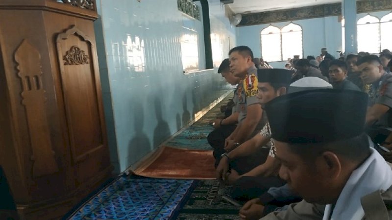 Kapolda Sulsel Irjen Pol Hamidin saat salat Jumat di masjid Mapolres Gowa, Jumat (1/2/2019).