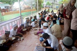 Warung Sedekah Makassar, Bagi Makanan Gratis Tiap Hari Jumat