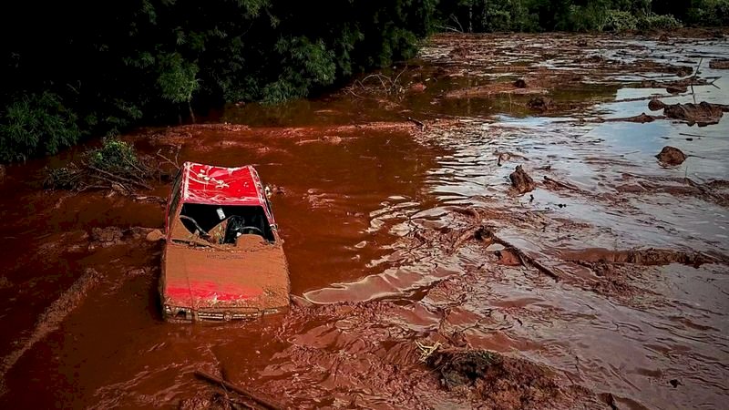 Mobil terendam lumpur akibat bendungan runtuh