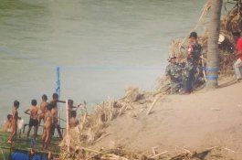 Pasca Jembatan Putus, TNI-Polri Bikin Rakit untuk Seberangi Sungai Munte