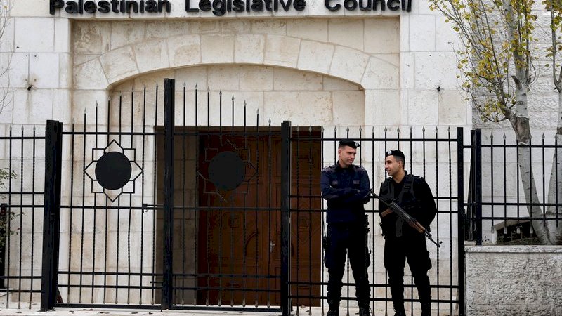 Pasukan keamanan Palestina berkumpul di depan gedung Dewan Legislatif Palestina di Ramallah di Tepi Barat yang diduduki Israel pada bulan Desember (AFP)