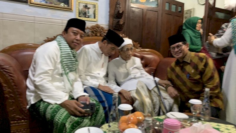 KH Maimoen Zubair berbincang dengan Presiden Jokowi, Romahurmuziy, dan Pramono Anung.