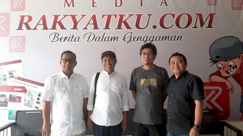 Owner O'Chicken, Muhammad Arafah (kedua dari kiri), saat berkunjung ke Rakyatku.com, Sabtu, 2 Februari 2019. 