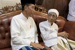 Jokowi Masuk Kamar Pribadinya, Mbah Maimoen Zubair Ajak Santri Ikut Dirinya
