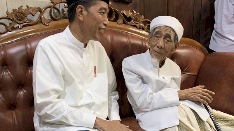 Presiden Jokowi bersama Kiai Maimoen Zubair.