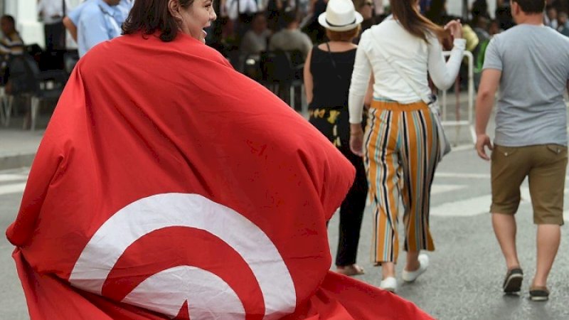 Perempuan Tunisia yang berunjuk rasa meminta pemerintah melegalkan poligami. (FOTO: GETTY IMAGES)