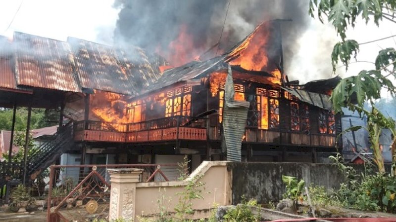 Kebakaran yang melanda dua rumah di Sidrap. 