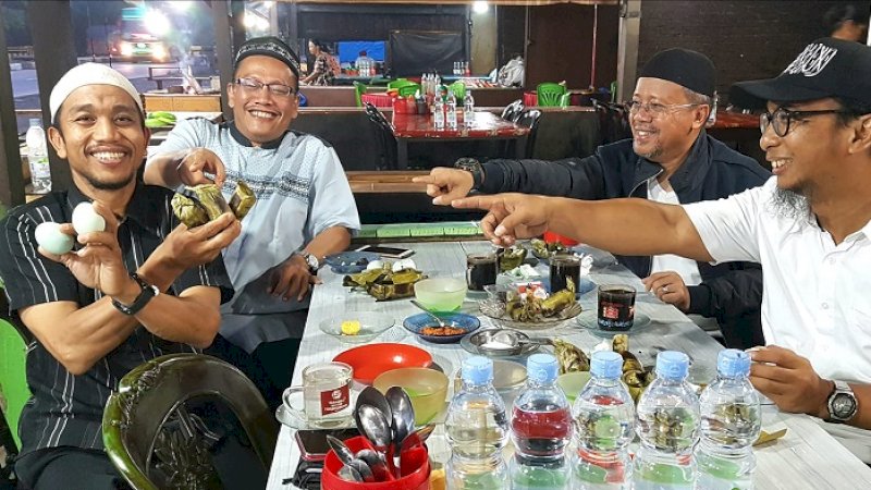 AM Iqbal Parewangi (kedua kanan) dalam sebuah kegiatan. (FOTO: DOK PRIBADI)