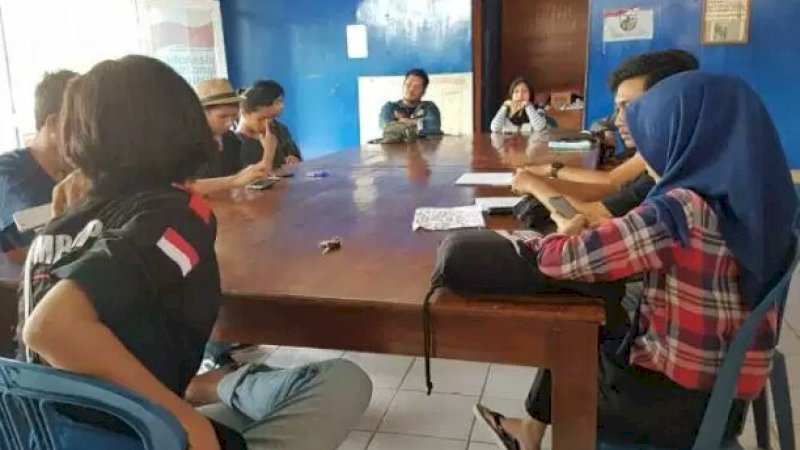 Sekelompok pemuda yang tergabung dalam Komunitas Aksi Kemanusiaan Pemuda Peduli Sidrap (AKP2S) menggelar bazar donasi dan dialog di Warkop Triss, Jalan Pendidikan Pangkajene, Sidrap, Sabtu-Minggu (2-3/2/2019).