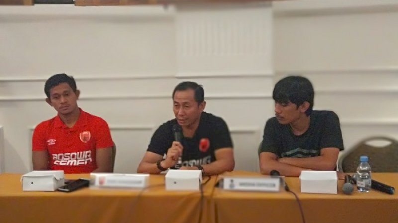 Rizky Pellu (kiri) dan Humas PSM Sulaiman Abdul Karim mengapit pelatih PSM, Imran Amirullah pada konferensi pers jelang laga melawan Kalteng Putra, Sabtu (2/2/2019). (FOTO: RIZAL/RAKYATKU.COM)