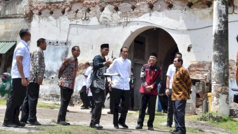 Presiden Joko Widodo di depan Benteng Van den Bosch atau Benteng Pendem di Ngawi, Sabtu (2/2/2019).