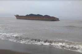 Tongkang Kapal Bina Marine Miring, Batu Bara Jatuh ke Laut
