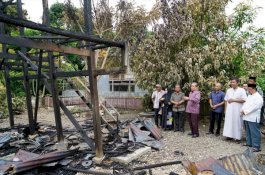 Di Depan Rumah yang Jadi Arang, Dollah Mando: 