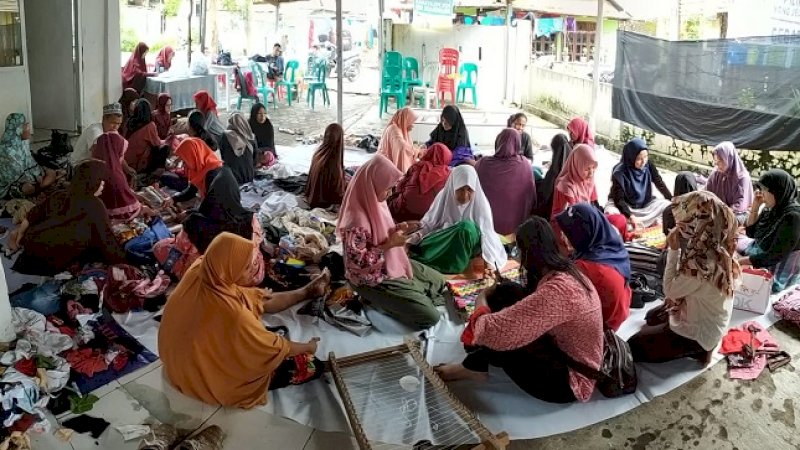 Komunitas Aksi Indonesia Muda menggelar pelatihan bagi perempuan di Dangko.