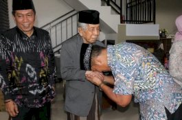 Kapolda Sulsel Raih Tangan AGH Sanusi Baco, Lalu Menciumnya