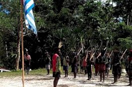 Lewat HT Egianus Kogeya Kirim Pesan ke TNI, 