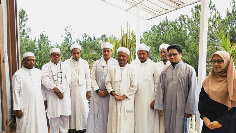 Aisyah Hanna (paling kanan) usai dibimbing masuk Islam oleh Ustaz Arifin Ilham, Minggu (3/2/2019). (FOTO: FACEBOOK/ARIFIN ILHAM)