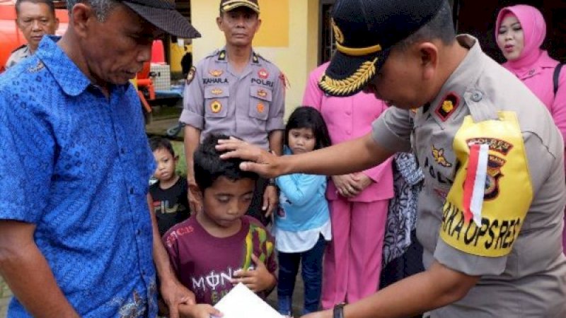 Wakapolres Gowa, Kompol Muhammad Fajri Mustafa, mengelus kepada Fandi.