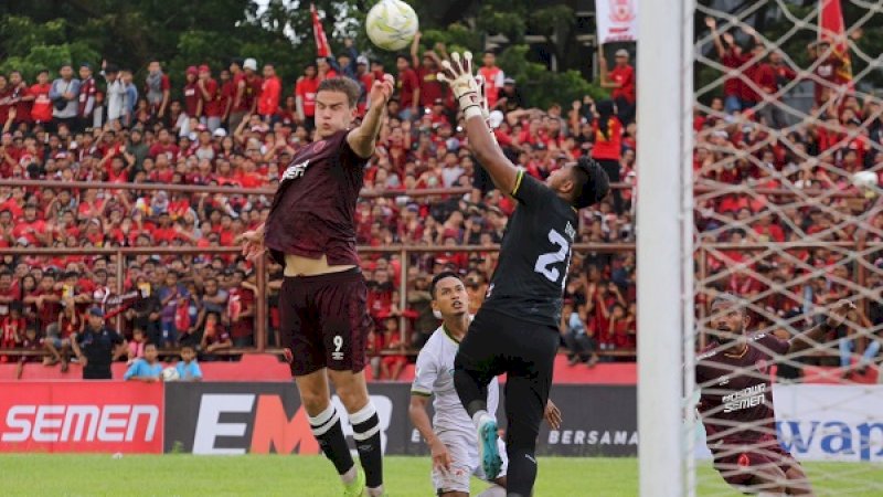 Laga PSM Makassar menjamu Kalteng Putra pada Leg 2 Babak 32 Besar Piala Indonesia di Stadion Andi Mattalatta, Makassar, Minggu sore (3/2/2019). (Foto: Arfa Ramlan)