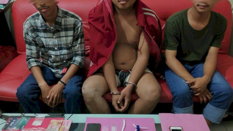 Tiga pengedar sabu-sabu yang diamankan polisi di Palopo. (FOTO: DOK POLRES PALOPO)