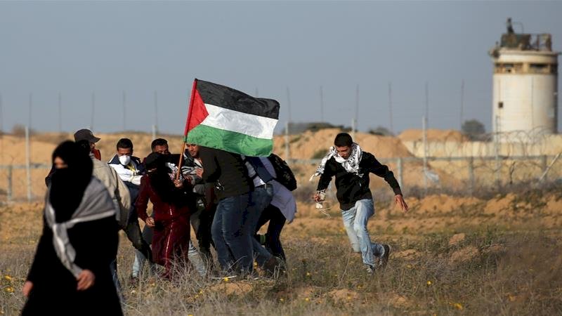 Seorang warga Palestina yang terluka dievakuasi selama protes di dekat pagar Israel. (Reuters)