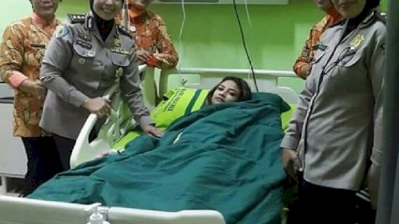 Vanessa Angel dikelilingi perawat dan Polwan di RS Bhayangkara. (FOTO: INSTAGRAM/CCIC POLDA JATIM)