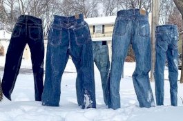 Mainan Baru Warga Amerika di Musim Dingin; Menjejer Celana Jin yang Membeku