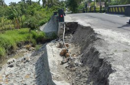 Talud Jembatan Borong Tala Jeneponto Amblas, Warga Sebut Kontruksinya Tidak Kuat