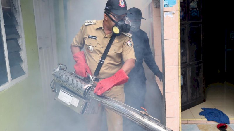 Wali Kota Makassar, Mohammad Ramdhan Pomanto fogging rumah warga di Kecamatan Mariso, Senin (4/2/2019).