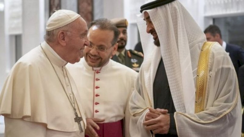 Paus disambut oleh putra mahkota Abu Dhabi, Sheikh Mohammed bin Zayed Al Nahyan.