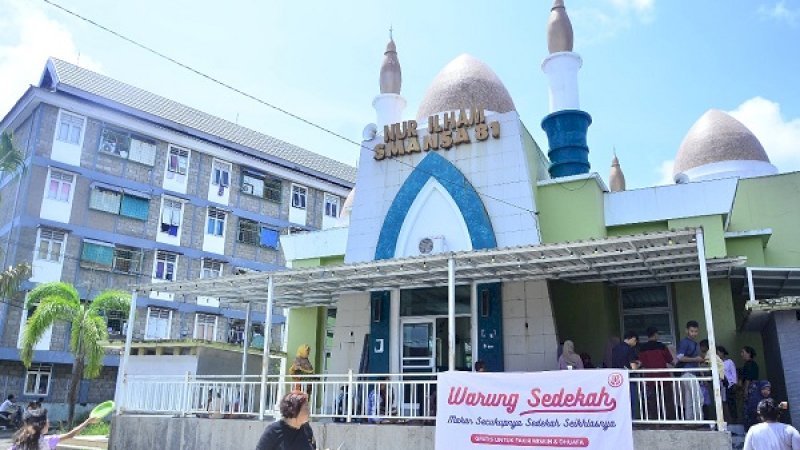 Salah satu masjid yang menjadi lokasi kegiatan Warung Sedekah Makassar. 