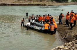Jembatan Putus di Jeneponto, Polisi Bantu Perahu Karet, TNI Buat Rakit
