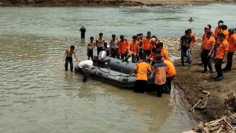 Jembatan Putus di Jeneponto, Polisi Bantu Perahu Karet, TNI Buat Rakit