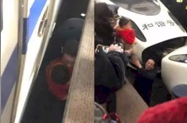 Balita Jatuh ke Jalur Karena Ibunya Menyuruhnya Mundur Saat Difoto