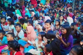 Ada Pendongeng dan Badut Pesulap, Anak-anak Korban Banjir Jeneponto Tertawa Riang