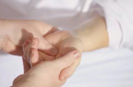 9 Cara Menghaluskan Telapak Tangan dengan Alat Rumahan