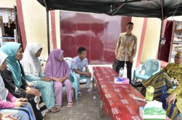 Usai Hadiri HUT Bulukumba, Nurdin Abdullah dan Istri Sapa Pedagang Kios di Pantai Marina