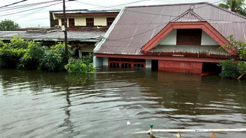 Banjir yang menggenangi rumah di Blok X Perumnas Antang. (FOTO: FACEBOOK)