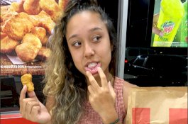 Wanita ini Tato Logo KFC di Bibirnya, Minta Ayam Goreng Gratis Seumur Hidup