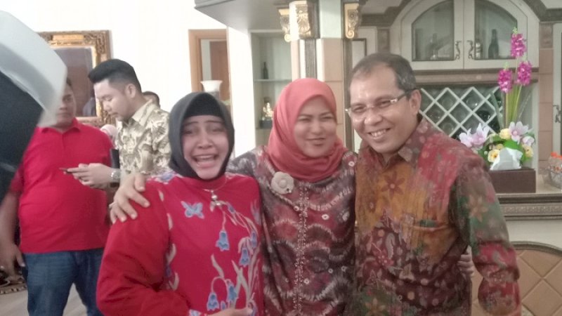 Danny Pomanto dan Indira Jusuf Ismail mengapit Aliyah Mustika pada open house Imlek di kediaman Willianto Tanta, Selasa (5/2/2019).